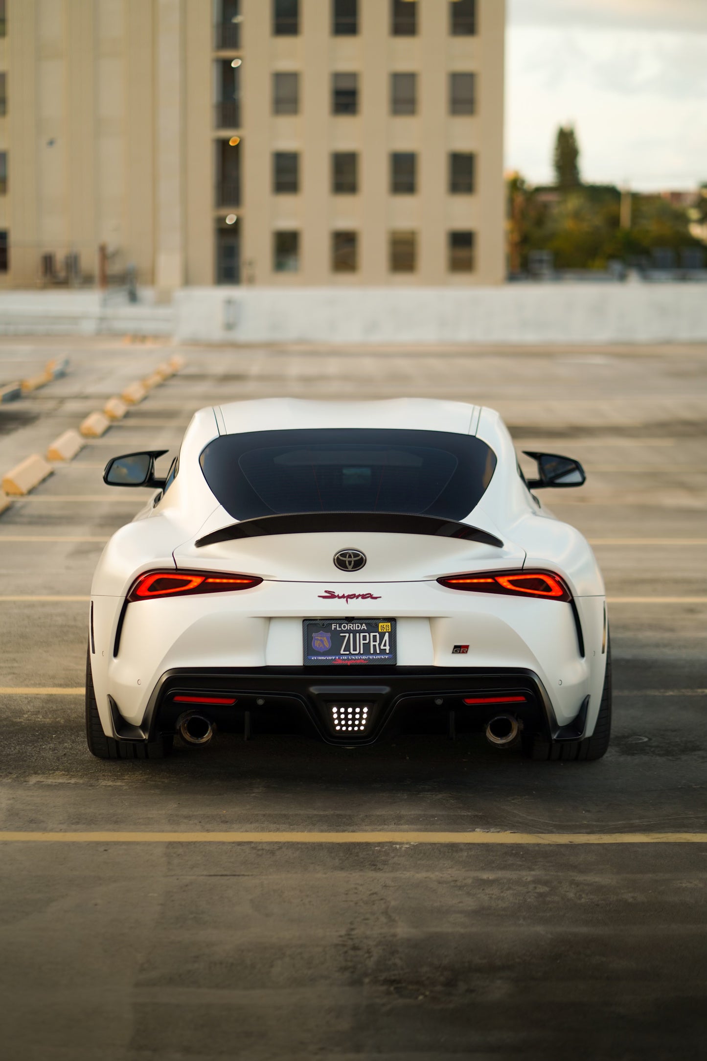 EOS Artisan Style carbon rear ducktail